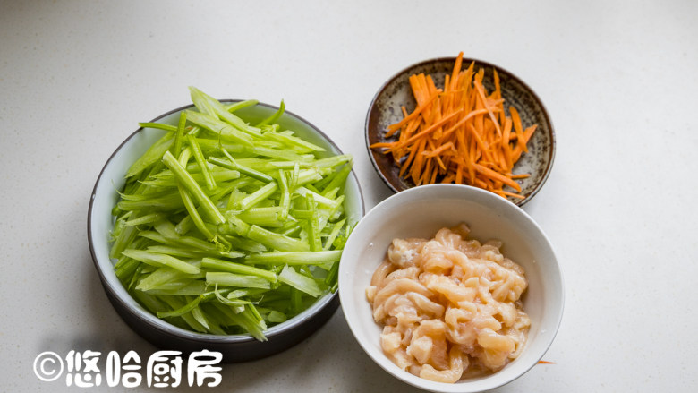 西芹鸡肉丝,芹菜摘叶洗净后切薄片,胡萝卜-洗净后切丝,鸡胸肉撕掉表面的筋膜,切成细丝,用少许的盐、<a style='color:red;display:inline-block;' href='/shicai/ 134296'>白胡椒粉</a>、淀粉拌匀,腌渍十几分钟。这一步很重要,不能省略。