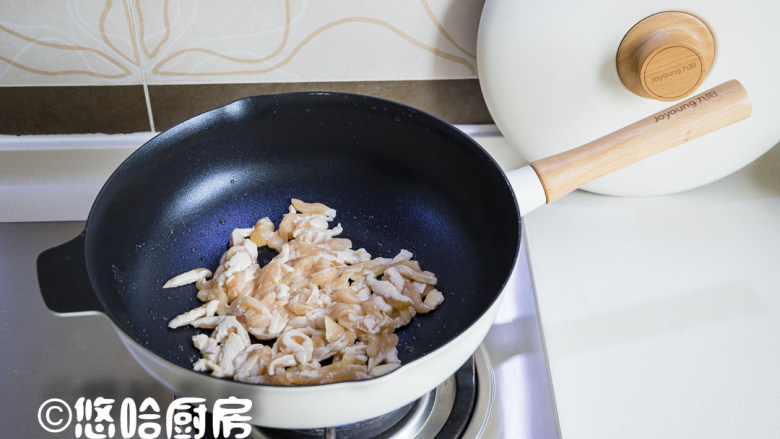 西芹鸡肉丝,起锅,热锅冷油,放入鸡胸肉丝煸炒至变色后捞出待用。