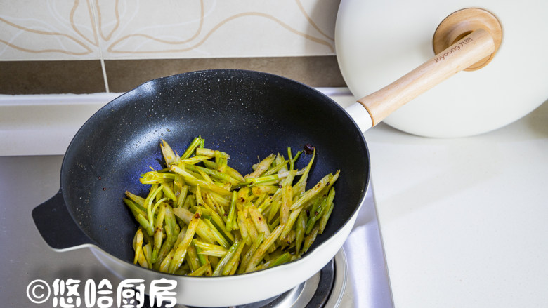 西芹鸡肉丝,锅里放适量的<a style='color:red;display:inline-block;' href='/shicai/ 857'>植物油</a>,放入郫县豆瓣酱炒出红油,放入葱花蒜片炒出香味。