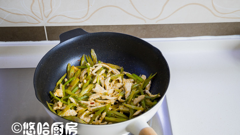 西芹鸡肉丝,放入芹菜丝煸炒至软,煸炒的过程中,要顺着锅边淋入少许的清水,以免芹菜太干影响口感。