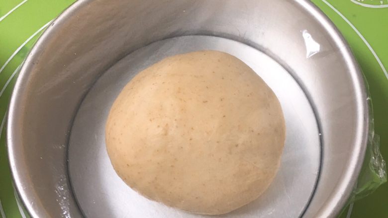 全麦豆沙面包,整理滚圆,面团放入模具盖上保鲜膜。