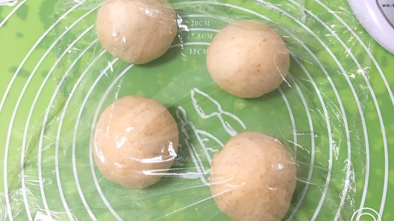 全麦豆沙面包,分成四个剂子,盖上保鲜膜静置20分钟。