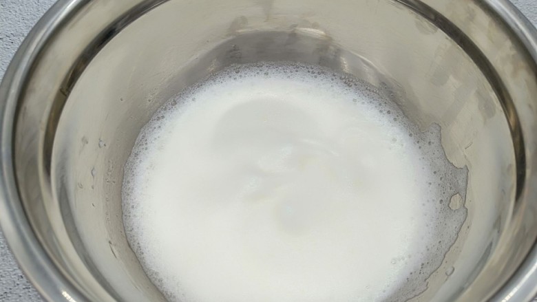 蔓越莓戚风蛋糕 酸甜绵柔,继续搅打到蛋清变得细腻,加入三分之一的糖粉。