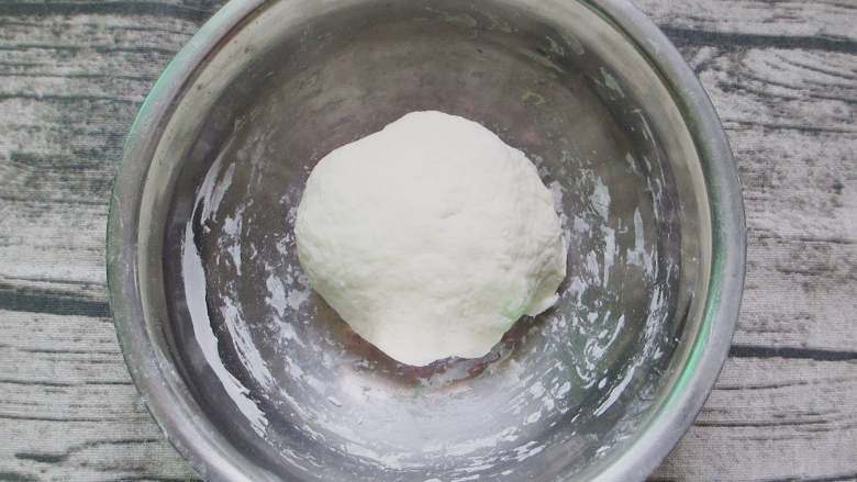 酸辣土豆丝卷饼,<a style='color:red;display:inline-block;' href='/shicai/ 519'>面粉</a>加开水搅拌至面团呈絮状,倒在砧板上,揉成光滑的面团;