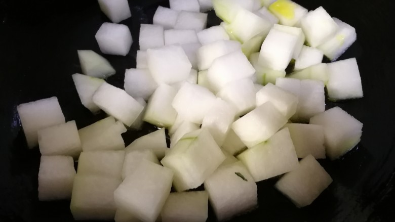 蚝油冬瓜炖豆腐,油烧热放冬瓜块翻炒几下,