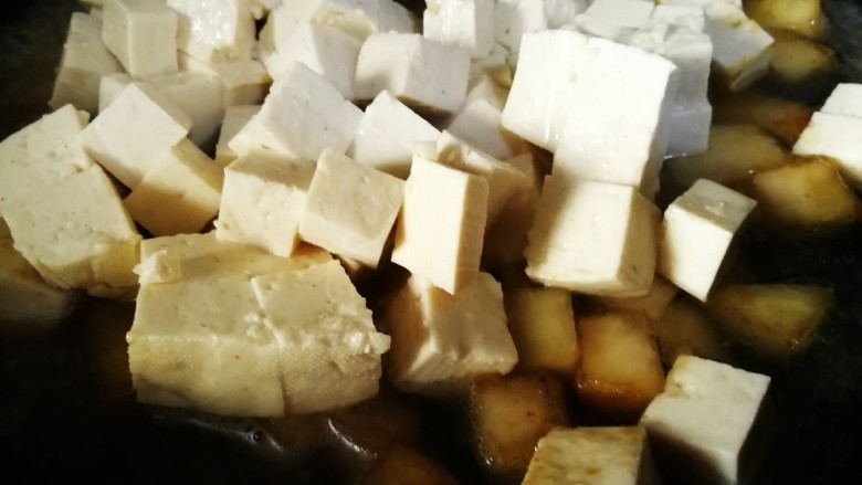 蚝油冬瓜炖豆腐,然后添适量的水,稍炖一会,