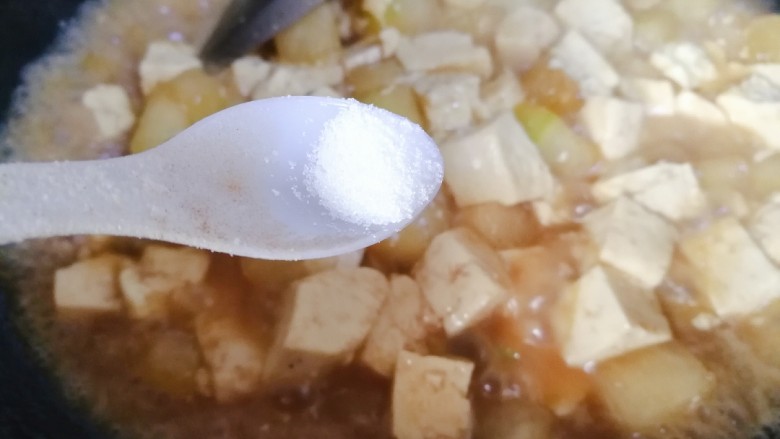 蚝油冬瓜炖豆腐,待汤汁收浓,放1勺盐,微炖一会。