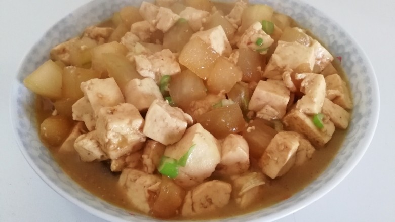 蚝油冬瓜炖豆腐,装盘。此菜清淡,味鲜,适量减肥人士,老年人。