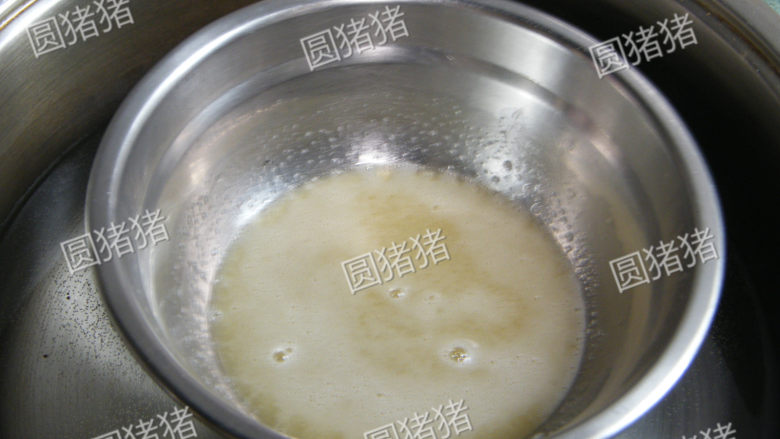 可可奶冻卷,材料C鱼胶粉+水浸泡10分钟至软,隔水溶化成液态。