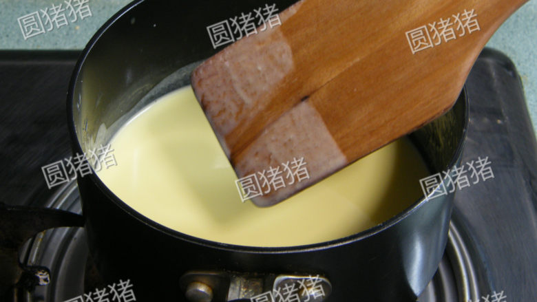 可可奶冻卷,用小火一边搅拌一边煮至浓稠即成为蛋奶浆(马上离火)