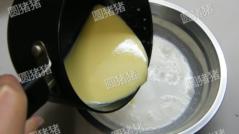 可可奶冻卷,材料B鲜奶油+<a style='color:red;display:inline-block;' href='/shicai/ 865'>蜂蜜</a>+砂糖+酒搅拌均匀即可(无需打发),加入蛋奶浆搅拌均匀。