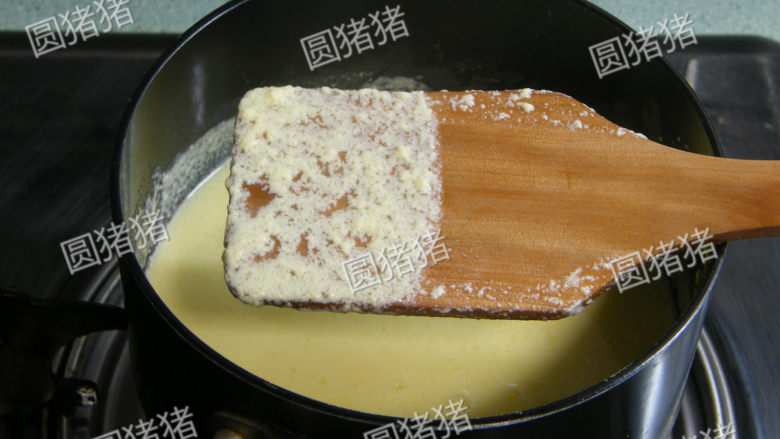 可可奶冻卷,切不可煮过头了如(图3)中表面成蛋花就是错误的。