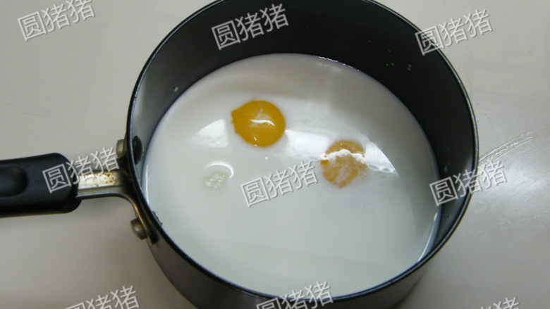 可可奶冻卷,奶冻制作方法:
材料A<a style='color:red;display:inline-block;' href='/shicai/ 15'>蛋黄</a>+鲜奶入奶锅搅拌均匀。