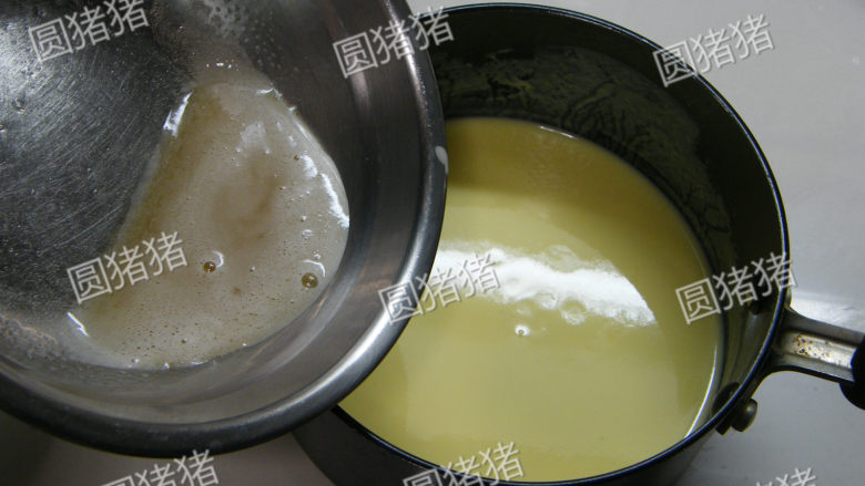 可可奶冻卷,将溶化鱼胶粉冲入(过程2)蛋奶浆中搅拌均匀。