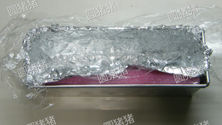 可可奶冻卷,取一长形水果条,底部垫锡纸,再铺上保鲜膜。