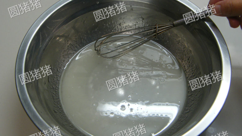 可可奶冻卷,戚风蛋糕卷制作方法:
沙拉油加热开水搅拌均匀。