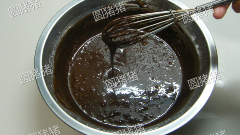 可可奶冻卷,用手打将面糊搅拌均匀,制成可可蛋黄糊。