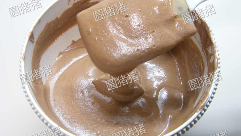 可可奶冻卷,再全部倒回剩下的2/3蛋白霜内,翻拌成蛋糕糊。