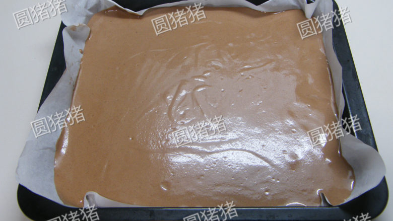 可可奶冻卷,将制好的蛋糕糊倒入垫有油纸的烤盘内,烤箱150度预热,150度中层烘烤30分钟,转170度底插烤盘再烤8-10分钟。