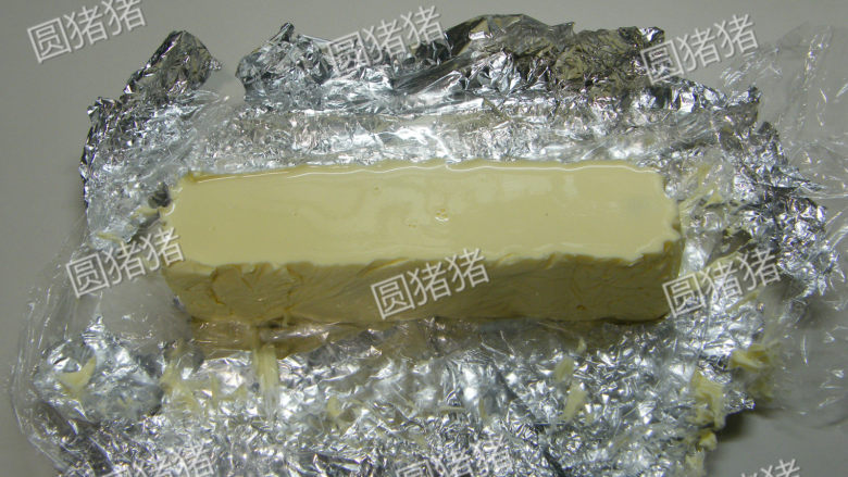 可可奶冻卷,再取出冻好的奶冻,切成40mmx40mm的方形条状。动物鲜奶油+细砂糖打至硬性发泡,涂在蛋糕表面。