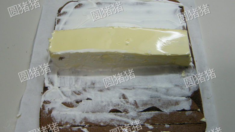 可可奶冻卷,小心的连锡纸移动,将奶冻条反扣在涂有鲜奶油的蛋糕卷中间。