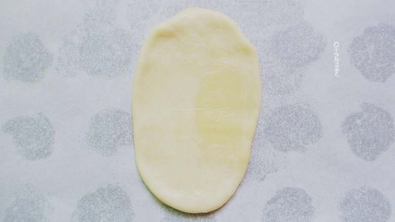 糖火烧,取第一只包好的饼皮,按扁,擀成牛舌状