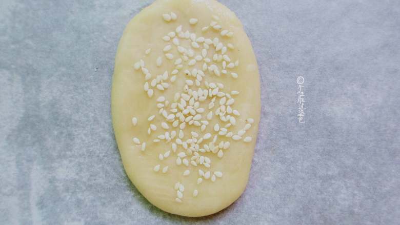 糖火烧,用手按扁沾点水粘上芝麻,烤箱200度20分钟!