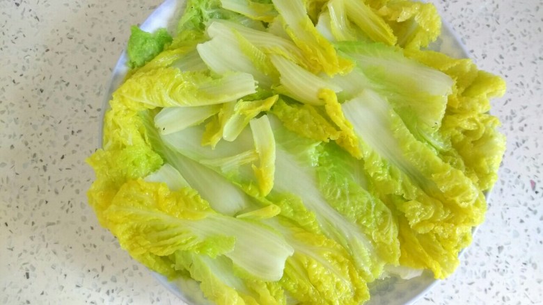 香菇娃娃菜,捞出控干水份摆去盘中