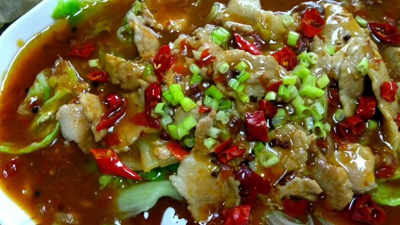 家常水煮肉片,然后起锅，放入适量植物油，烧热，浇到红辣椒上即可