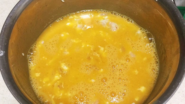 虾仁炒蛋,将凉了的虾仁放入鸡蛋里搅拌均匀（如果虾仁太热放进去，会将鸡蛋烫熟）