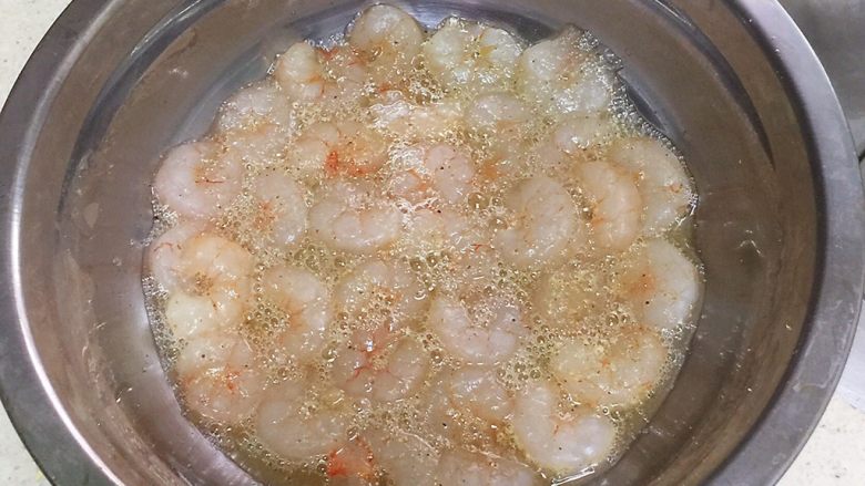 虾仁炒蛋,在<a style='color:red;display:inline-block;' href='/shicai/ 287'>虾仁</a>里面加盐，<a style='color:red;display:inline-block;' href='/shicai/ 720'>胡椒粉</a>，一个<a style='color:red;display:inline-block;' href='/shicai/ 9'>鸡蛋</a>白，然后拌均匀，腌制15分钟左右。
<a style='color:red;display:inline-block;' href='/shicai/ 720'>胡椒粉</a>可以放多点，可以去除虾的腥味。