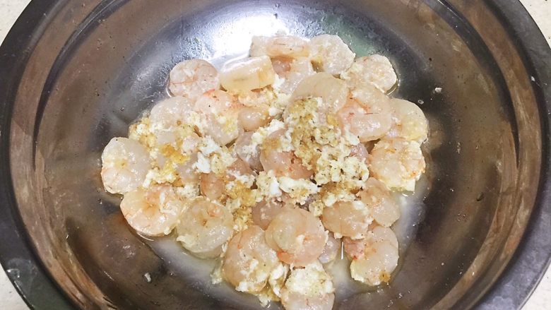 虾仁炒蛋,将锅烧热，记住一定要烧热，然后放油，油烧热后，将虾仁放进去快炒，炒几下就可以熄火，利用余热将虾仁炒到七成熟盛出。