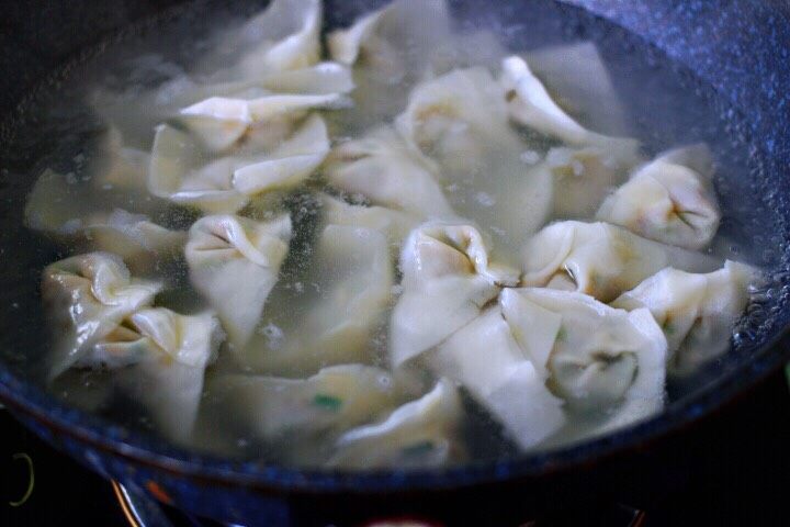 胶东半岛的三鲜馄饨,锅中倒入适量的清水大火烧开后,放入包好的馄饨,大火煮沸后点少许清水,反复3次,看见所有的馄饨漂浮在水面上即可关火。