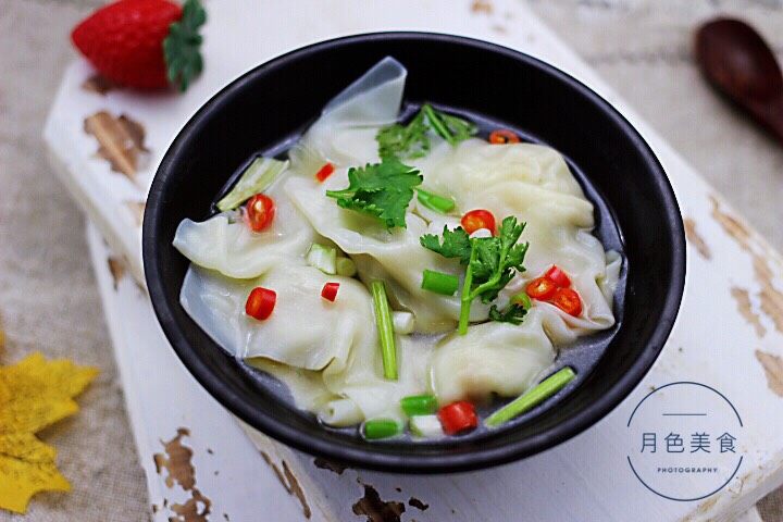 胶东半岛的三鲜馄饨,把煮熟的馄饨盛到碗里后,放入适量的<a style='color:red;display:inline-block;' href='/shicai/ 131'>香菜</a>和葱花,喜欢辣的可以放入少许小米辣,不喜欢辣的可以忽略不计。
