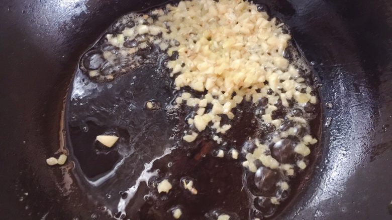 豆皮金针菇,起锅热油,爆香姜末蒜末