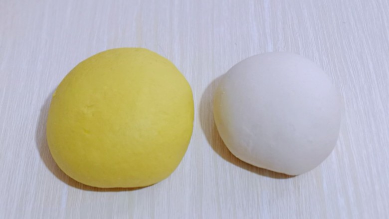 🔥高逼格馒头~一切OK表情包,蒸好的南瓜取出,用手动打蛋器抽打至泥状,加入酵母粉,再分次加入<a style='color:red;display:inline-block;' href='/shicai/ 519'>面粉</a>,揉成面团! 留60g白面,加入酵母粉,分次加入纯净水,搅成絮状,再揉成面团!