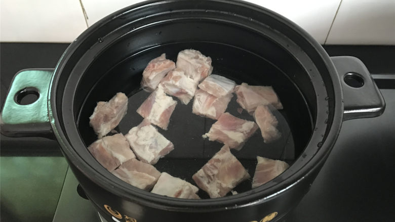 子排山药玉米煲,把清洗干净的子排放入砂锅中,加入足量的水。