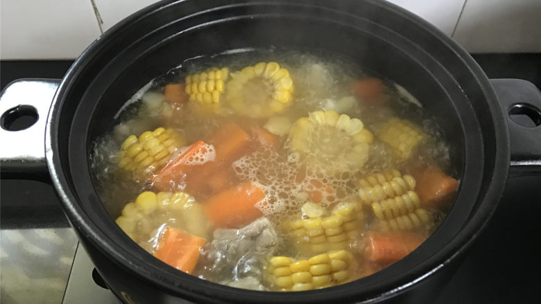 子排山药玉米煲,最后把胡萝卜放入锅中,煮开后即熄火。