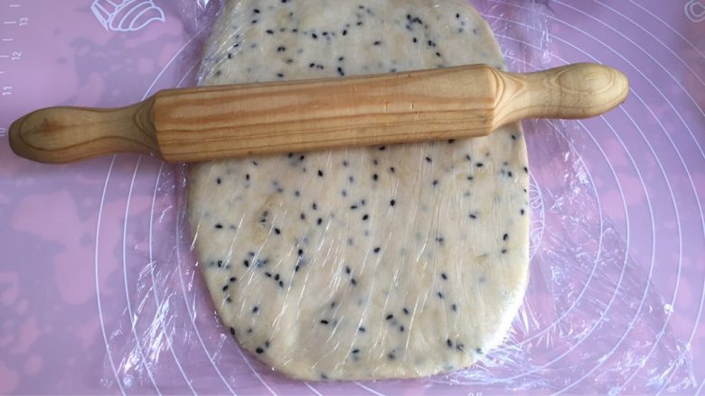 芝麻奶油拐棍饼干,然后用擀面杖擀平,可以薄一点,因为烤的时候会涨高一点;