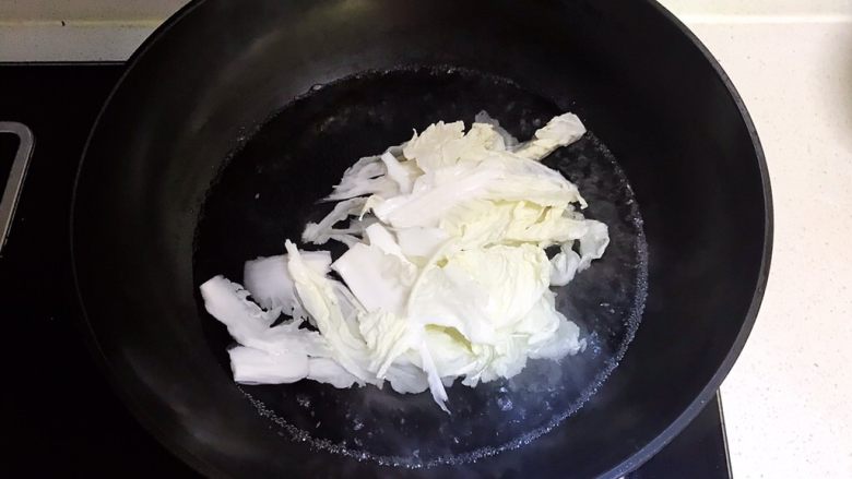 香辣血旺面,锅里加入冷水烧开后放入白菜,焯水2分钟