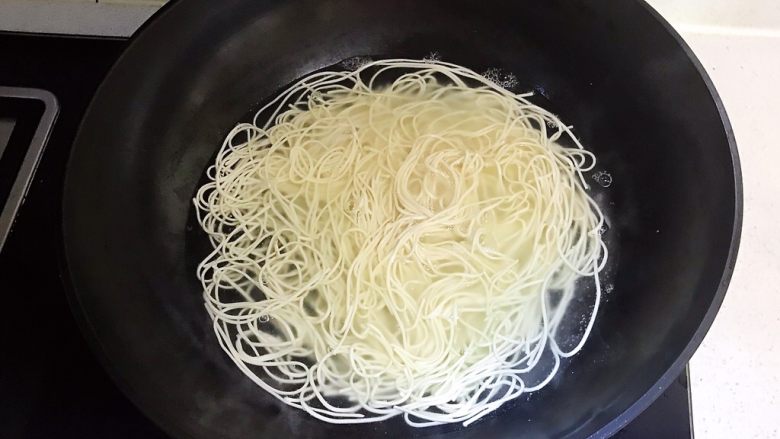 香辣血旺面,水烧开后煮面条,加入面条烧开后煮4分钟即可