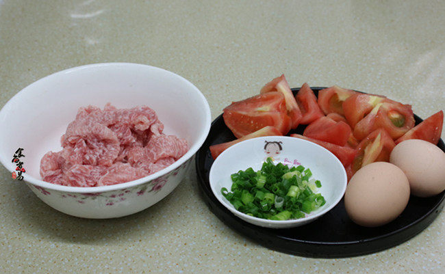 酥炸甜酸里脊肉,<a style='color:red;display:inline-block;' href='/shicai/ 59'>番茄</a>可以带皮烹调，我家妞儿不吃<a style='color:red;display:inline-block;' href='/shicai/ 59'>番茄</a>皮，所以将皮去掉了，洗净切块，<a style='color:red;display:inline-block;' href='/shicai/ 157'>小葱</a>也洗净切碎