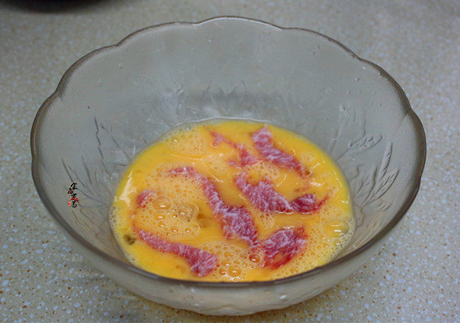 酥炸甜酸里脊肉,将<a style='color:red;display:inline-block;' href='/shicai/ 9'>鸡蛋</a>敲入碗里,划成蛋液,将腌制过的肉片放入蛋液里滚一滚