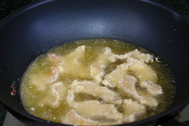酥炸甜酸里脊肉,中火炸至肉片浮起来,捞起稍微放凉