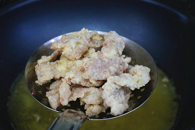 酥炸甜酸里脊肉,调大火,再将肉片复炸一次,快速捞起沥干油