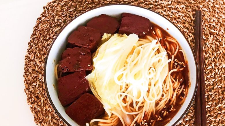 香辣血旺面,香辣血旺面风味独特,香辣适宜~