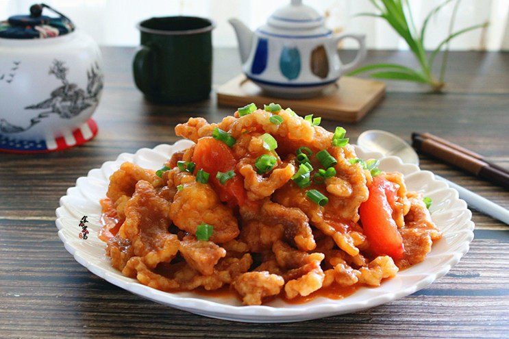 酥炸甜酸里脊肉,铲起后撒点葱花即可