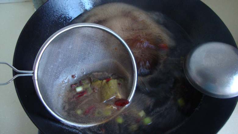 酱香牛肉面,煮出香味后把香料全部捞出