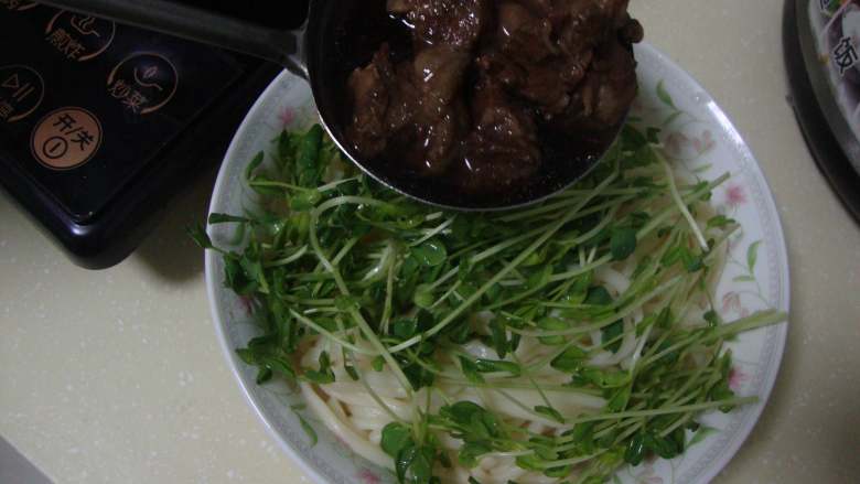 酱香牛肉面,放上<a style='color:red;display:inline-block;' href='/shicai/ 3268'>豆苗</a>,浇上牛肉汤即可