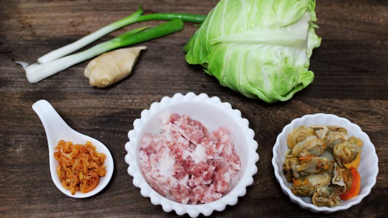 圆白菜扇贝翠玉饺子,首先备齐馅料的所有食材,金钩海米提前泡发备用,<a style='color:red;display:inline-block;' href='/shicai/ 4419'>扇贝肉</a>洗净后备用。